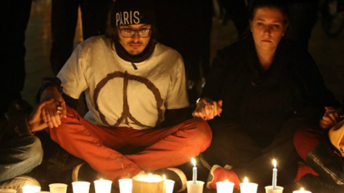 Cầu nguyện tưởng nhớ các nạn nhân trong vụ thảm sát ở Paris. Ảnh: Lep.co.uk.