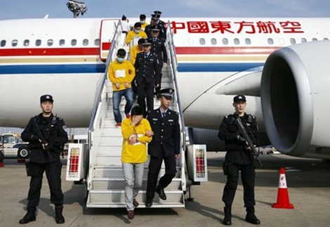 Các đối tượng lừa đảo bị dẫn giải về đến sân bay Thượng Hải.