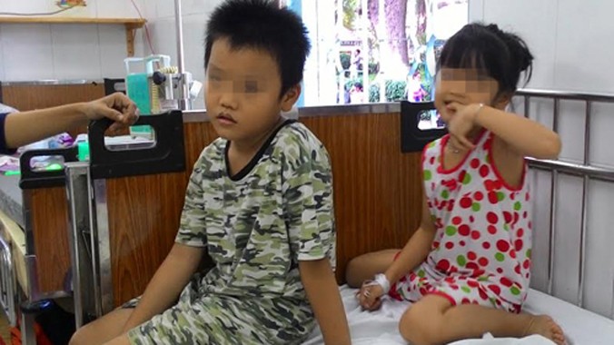 Hai cháu bé hiện đã qua cơn nguy kịch đang được điều trị chống độc tại Bệnh viện Nhi Đồng 2. Ảnh: TT.
