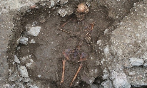 Bộ xương của thiếu nữ Trung Cổ bị hỏa thiêu vì nghi là phù thủy. Ảnh: Discovery News.