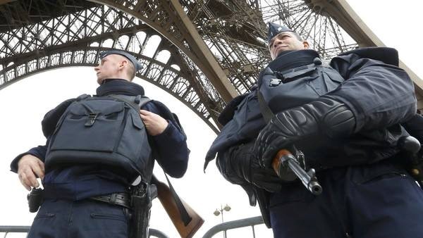 Cảnh sát Pháp canh gác ở tháp Eiffel sau vụ khủng bố ở Paris. Ảnh: Reuters.