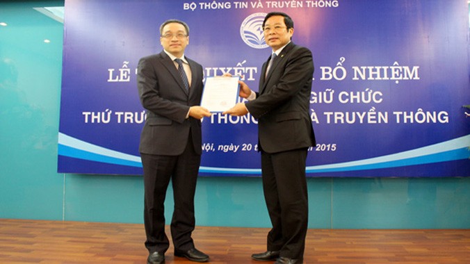 Bộ trưởng Nguyễn Bắc Son trao Quyết định cho tân Thứ trưởng Phan Tâm. Ảnh: Vũ Nhung.