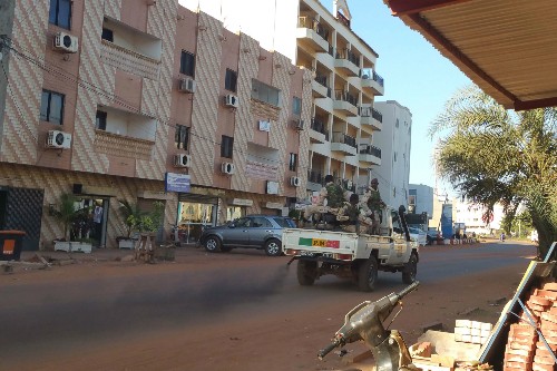 Đặc nhiệm Mali tại gần khách sạn. Ảnh: Reuters.