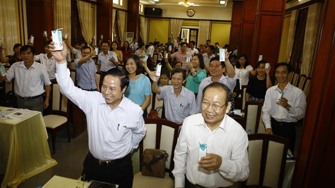 Ông Hoàng Thanh Vân (Cục Trưởng Cục Chăn nuôi) và ông Nguyễn Văn Đang (Chủ tịch Hội chăn nuôi Việt Nam) cùng thưởng thức “đặc sản” 100% sữa tươi Ba Vì.