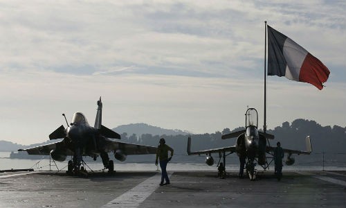 Chiến đấu cơ Rafale và Super Etendard trên tàu sân bay Charles de Gaulle của Pháp.