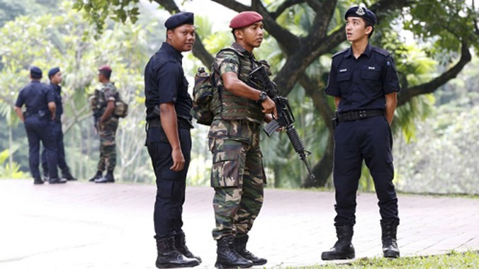 Quân đội tuần tra bên ngoài nơi tổ chức hội nghị thượng đỉnh ASEAN. Ảnh: Reuters.