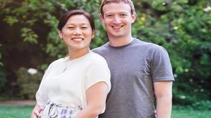 CEO Facebook bên cạnh vợ. 