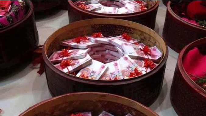 Những tráp quà hứa hôn của một đám cưới Trung Quốc. Ảnh: CCTV News.