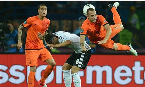 Cuộc so tài giữa các ngôi sao của hai đội tuyển Đức và Hà Lan suýt bị phá hủy bởi hàng loạt vụ đánh bom. Ảnh: AFP.