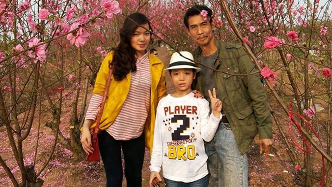 Bức ảnh hiếm hoi mà Phú Đôn chụp cùng vợ và con trai theo kiểu...xếp hàng.