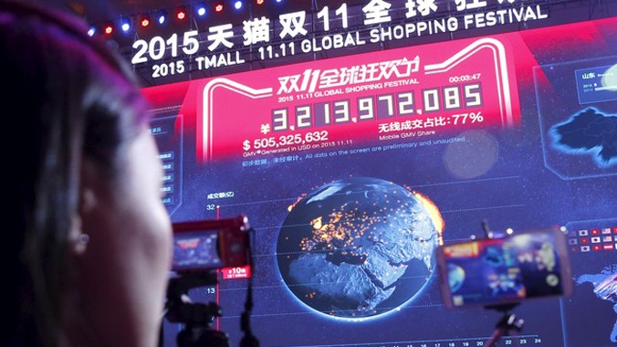 Màn hình lớn trên sân khấu cập nhật trực tiếp tổng số tiền giao dịch trong ngày 11/11.