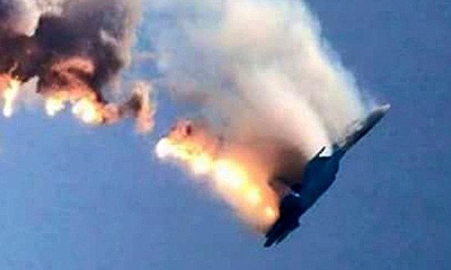 Chiếc Su-24 Nga bốc cháy dữ dội sau khi trúng tên lửa Thổ Nhĩ Kỳ. Ảnh: RT.
