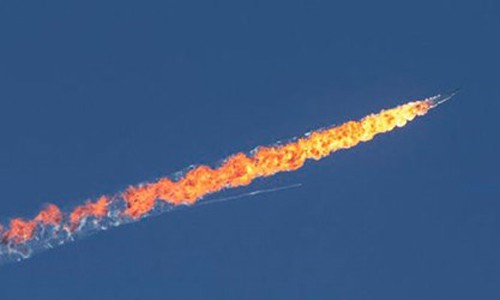 Chiếc Su-24 bốc cháy dữ dội sau khi trúng tên lửa từ tiêm kích F-16 của Thổ Nhĩ Kỳ. Ảnh: Sputnik.