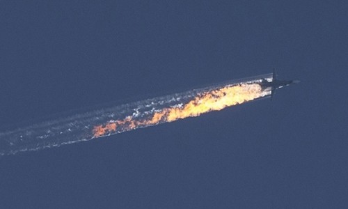Su-24 Nga bị bắn cháy trên khu vực biên giới giữa Syria và Thổ Nhĩ Kỳ. Ảnh: Anadolu Agency.