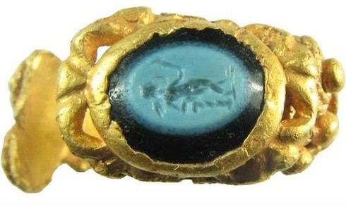 Chiếc nhẫn bằng vàng đính đá nicolo màu xanh lam. Ảnh: Livescience.