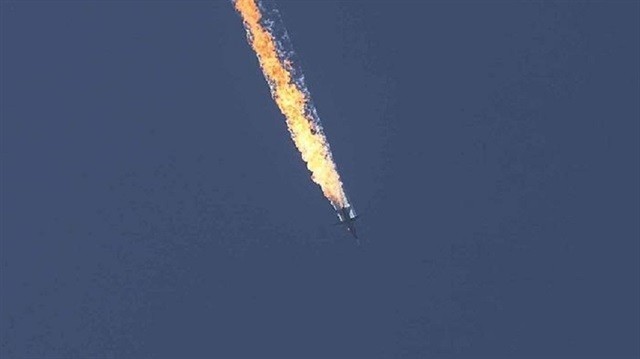 Chiếc Su-24 của Nga bốc cháy và lao xuống mặt đất. Ảnh chụp màn hình.