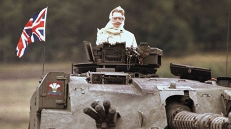 Thủ tướng Anh Margaret Thatcher trên xe tăng thị sát tập trận.