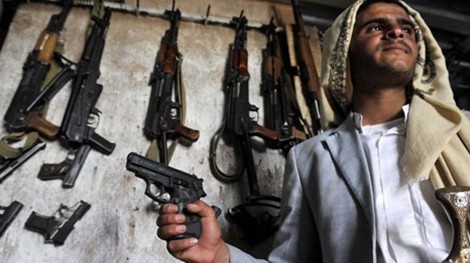 Một cửa hàng bán súng chợ đen ở Yemen.
