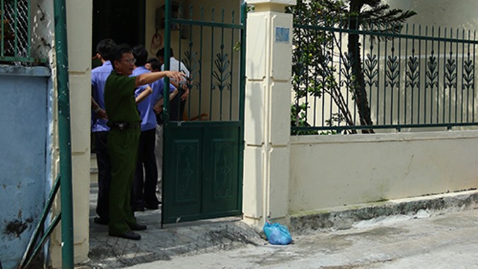 Công an phong tỏa hiện trường vụ án để điều tra. Ảnh: Nguyễn Đông/VnExpress