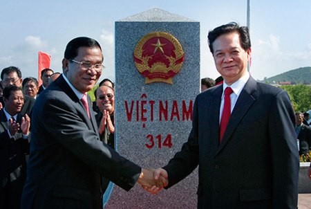 Thủ tướng Chính phủ Nguyễn Tấn Dũng (phải) và Thủ tướng Chính phủ Hoàng gia Campuchia Hun Sen trong lễ khánh thành cột mốc 314 hồi năm 2012.