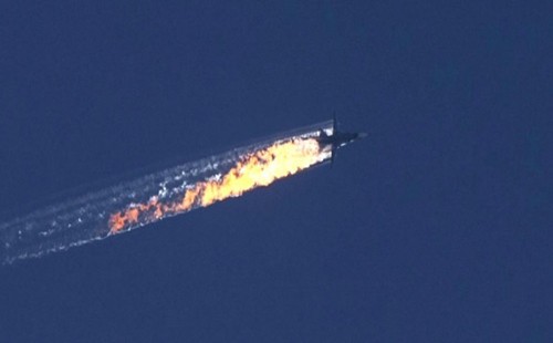 Chiếc Su-24 Nga bị bắn rơi ở biên giới Syria. Ảnh: RT.