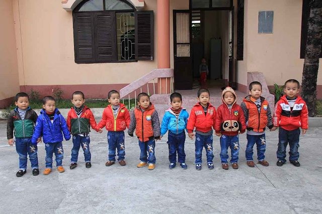 Từ trái sang: 10 cháu bé lần lượt có tên "Cộng, Hòa, Xã, Hội, Chủ, Nghĩa, Việt, Nam, Hùng, Mạnh" do Bộ Công an đặt trong giấy khai sinh. Ảnh: Nhị Tiến.