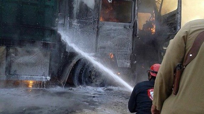 Đoàn xe cứu trợ Thổ Nhĩ Kỳ bốc cháy dữ dội. Nguồn: RT.