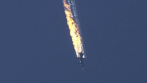 Chiếc Su-24 bốc cháy sau khi trúng tên lửa của máy bay F-16 Thổ Nhĩ Kỳ. Ảnh: Anadolu Agency.