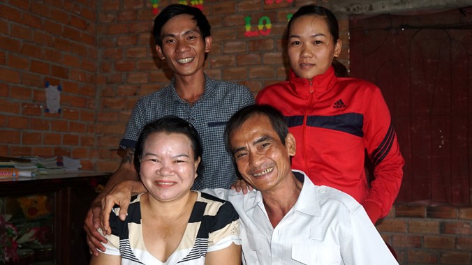 Niềm vui của vợ chồng ông Nén và vợ chồng con trai Huỳnh Thành Lượng, sau khi ông Nén được đình chỉ bị can.