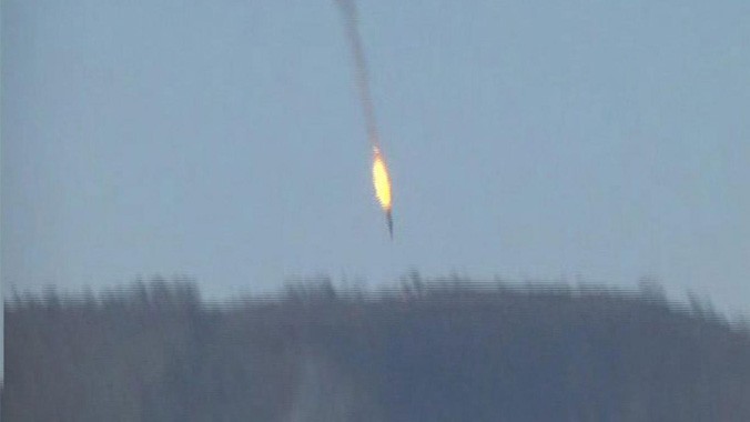 Su-24 bị bắn hạ, bốc cháy lao xuống mặt đất.