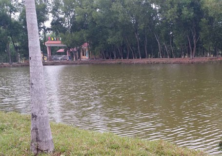 Khu vực hồ nơi hai mẹ con chị Hà không may bị ngã xuống.
