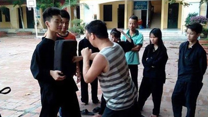 Anh Hoàng đang dạy cho võ sinh.