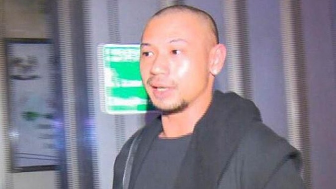 Lý Tín Triều khi bị cảnh sát áp giải sau vụ ẩu đả, nổ súng ở Đài Loan.