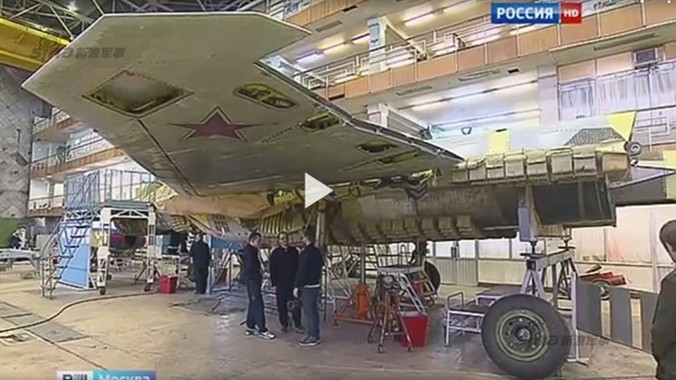 Truyền hình Nga lần đầu tiên tiết lộ hình ảnh chế tạo chiến đấu cơ Su T-50 tối tân bậc nhất của Nga. 