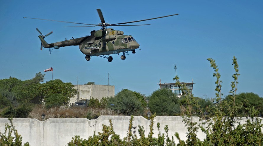Một trực thăng Mi-8 của Nga lượn vòng khu vực căn cứ không quân tại Latakia, Syria. Ảnh: RT.