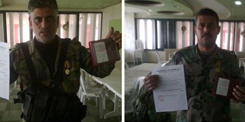 Hai lính đặc nhiệm Syria được trao tặng huân chương Nga. Ảnh: Twitter.