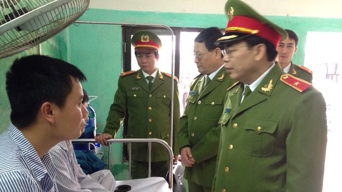 Thiếu tướng Lê Quốc Trân, Giám đốc Sở Cảnh sát PCCC Hải Phòng thăm hỏi các chiến sĩ bị ngộ độc khí.