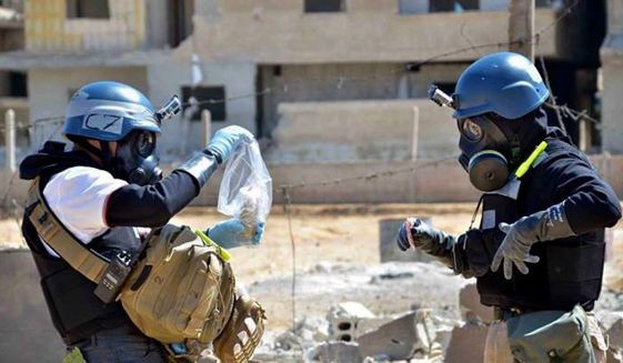 Thành viên của đội điều tra Liên Hợp Quốc lấy mẫu đất tại Syria để kiểm tra liệu IS có tấn công người dân bằng vũ khí hóa học.