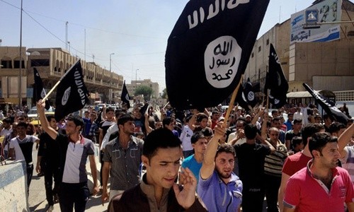 Những người ủng hộ Nhà nước Hồi giáo tuần hành ở thành phố Mosul, Iraq, hồi năm ngoái. Ảnh: AP.