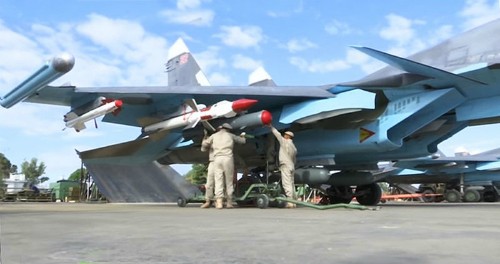 Tiêm kích bom Su-34 Nga tại Syria được trang bị tên lửa tầm ngắn và tầm trung. Ảnh: RT.