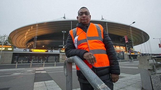 Salim Toorabally đã ngăn kẻ đánh bom liều chết Bilal Hadfi vào sân vận động Stade de France hôm 13/11. Ảnh: Daily Mail.