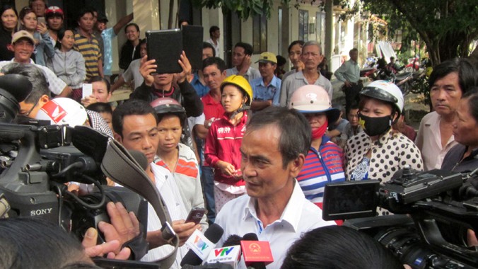 Ông Huỳnh Văn Nén trong vòng vây của báo chí, người dân tại hội trường UBND thị trấn Tân Minh, huyện Hàm Tân, tỉnh Bình Thuận.