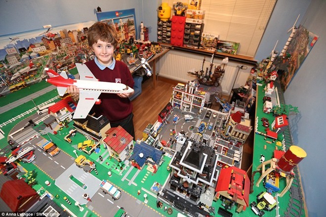 Cậu bé Lewis bên mô hình thành phố Lego khủng của mình.
