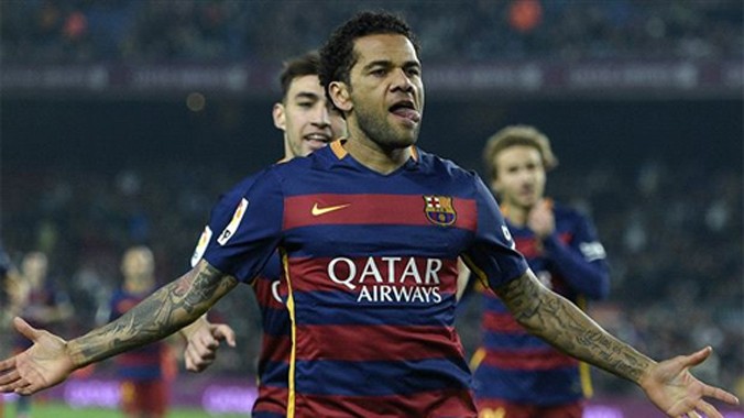 Alves là cầu thủ trụ cột hiếm hoi xuất hiện trong đội hình chính trận đấu tối 2/12. Ảnh: Reuters.