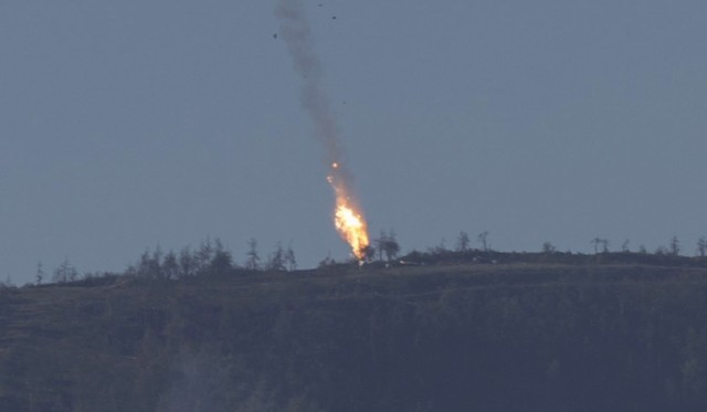 Chiếc Su-24 đã bốc cháy và lao xuống đất sau khi bị trúng tên lửa bắn từ F-16 của Thổ Nhĩ Kỳ. Ảnh: AP.