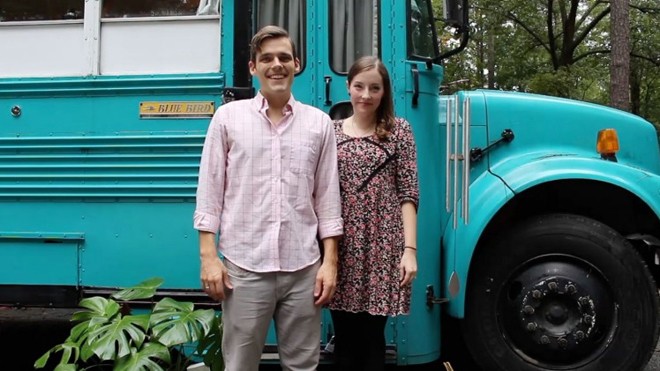 Anh chị Julie và Andrew Puckett ở Atlanta (Mỹ) mua chiếc xe bus của trường học với giá 10.000 USD (220 triệu đồng).