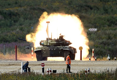 Một chiếc xe tăng T-90MS của Nga đang khai hỏa. Ảnh: Sputnik.
