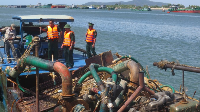 Lực lượng Biên phòng lai dắt phương tiện khai thác cát trái phép về cảng Hà Lộc.