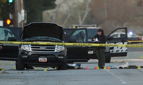 Hiện trường nơi diễn ra cuộc đấu súng giữa lực lượng cảnh sát và hai nghi phạm tấn công trung tâm dịch vụ xã hội ở San Bernardino, Mỹ. Ảnh: AP.
