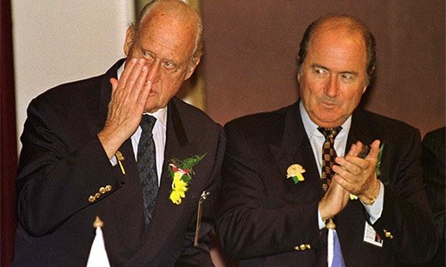 Havelange (trái) là chủ tịch FIFA giai đoạn 1974-1998, trước khi Blatter lên thay và giữ ghế cho đến bây giờ. 